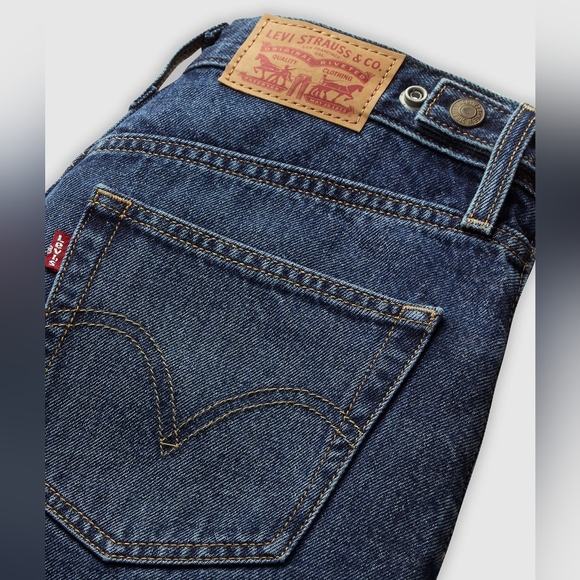 Levi's Cinch Mid-Thigh Short in Cookie Crunch - Picture 4 of 8